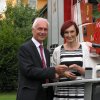 Neusorgs Bürgermeister Peter König übergab die Schlüssel des Löschgruppenfahrzeugs LF 8 an die Bürgermeisterin der tschechischen Partnergemeinde, Rita Skalova.